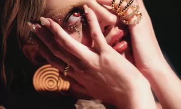 Natascha Falcão tenta alçar voo como cantora com 'Ave mulher', álbum pautado por narrativa feminina