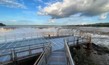 Passarela no lado argentino das Cataratas do Iguaçu é reaberta ao público nesta quarta (1°) após ser destruída por alta vazão