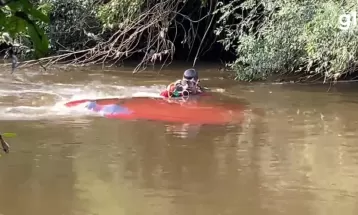 Carro sai da pista e vai parar dentro de rio na PR-151