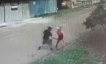 VÍDEO: Homem tenta tocar partes íntimas de mulher em rua de Curitiba; ele foi preso
