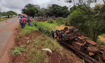 Homem morre após caminhão capotar na PR-239, em Jesuítas