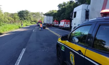 Duas pessoas morrem após carros baterem de frente na BR-376, em Imbaú