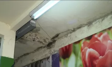 Mercado Municipal Shangri-lá, em Londrina, sofre com goteiras e infiltrações; comerciantes dizem que estão perdendo mercadorias