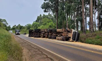 Caminhão carregado de milho tomba na PR-170 e interdita uma pista da rodovia, em Guarapuava