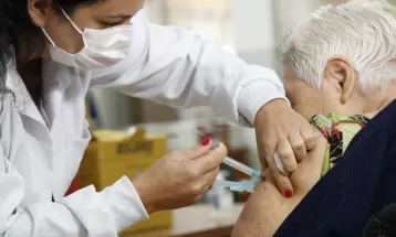 Vacina bivalente contra a Covid começa a ser aplicada nesta segunda (6) para pessoas acima dos 70 anos, em Cascavel 