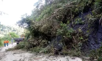 Deslizamento de terra interdita PR-090 em Campo Largo, diz DER