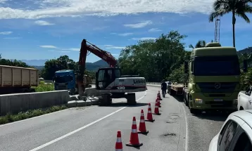 Trecho da BR-277 em Morretes não tem previsão de liberação sentido litoral após afundamento da pista, diz PRF