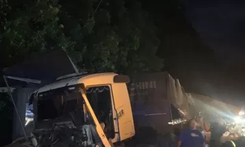 Caminhão fura bloqueio da BR-277, bate em guindaste e derrama carga de soja; rodovia está interditada após afundamento da pista