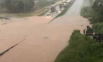 FOTOS: Carro fica submerso após BR-376 alagar em Ponta Grossa; temporal causou danos em diversos bairros