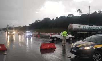 PRF volta a liberar trânsito de veículos na BR-277 no sentido litoral do Paraná