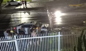 Carro derruba poste e deixa moradores sem luz em Curitiba; motorista fugiu