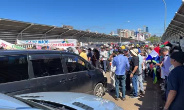 Ex-funcionários do lado paraguaio de Itaipu Binacional bloqueiam Ponte da Amizade