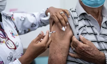Londrina faz mutirão para aplicação de vacina bivalente contra Covid neste sábado (11); idosos a partir dos 65 anos podem se imunizar