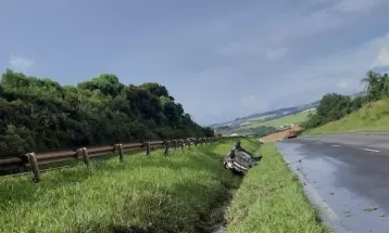 Três pessoas ficam feridas após carro capotar na PRC-373, em Ponta Grossa