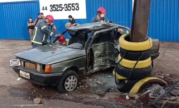 VÍDEO: Adolescente de 17 anos morre após bater carro contra poste em Avenida de Campo Mourão