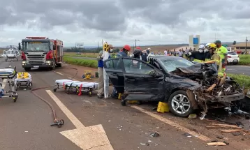 Carro bate na traseira de caminhão na PR-317, e cinco pessoas ficam feridas, em Floresta