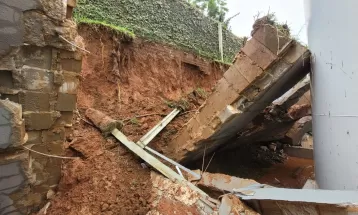 VÍDEO: Moradores são retirados de prédio após queda de muro por excesso de chuvas em Ponta Grossa