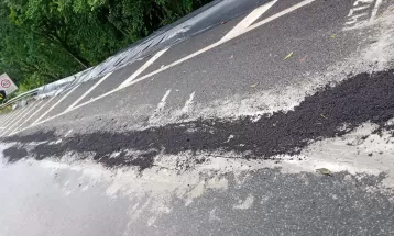 Massa asfáltica é colocada em fendas na BR-277, no litoral do Paraná