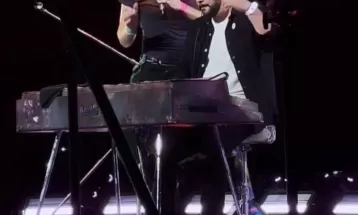 Coldplay: Chris Martin convida fã ao palco para tocar 'Gravity' no piano