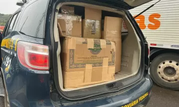 Polícia apreende celulares, cigarros eletrônicos e cosméticos em caminhão em Guarapuava; motorista foi preso