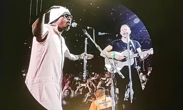 Coldplay chama Seu Jorge e toca 'Amiga da minha mulher' no primeiro de 11 shows no Brasil 