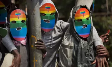 Parlamento de Uganda vota projeto de lei que torna crime pessoas se identificarem como LGBTQ