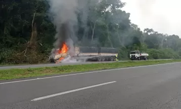 Caminhão pega fogo na BR-277 sentido litoral do Paraná; veículos seguem por uma pista