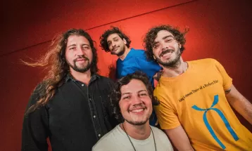 Banda Selvagens à Procura de Lei se volta para o indie rock em single sobre a passagem do tempo