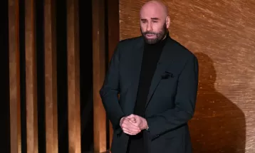 John Travolta se emociona ao apresentar homenagem póstuma a Olivia Newton-John e outros artistas 