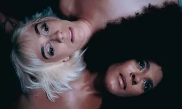 Josyara ilumina 'Não tem lua', hit da banda Asa de Águia, em single com Juliana Linhares