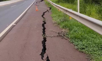 Rachaduras aparecem em acostamento da PR-445, em Londrina; DER promete reparos 'emergenciais'