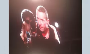 VÍDEOS: Sandy sobe ao palco e canta 'Magic' e 'Turu Turu' ao lado de Coldplay