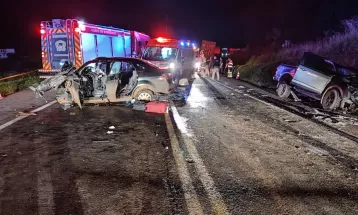 Acidente entre dois carros e caminhão deixa 2 mortos e 3 feridos na BR-277, em Prudentópolis