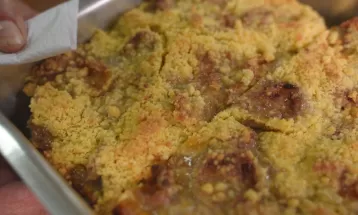 Aprenda a preparar uma cuca de fubá, leite em pó e leite condensado