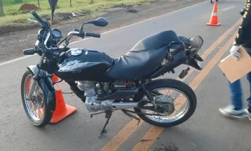 Jovem morre após acidente entre caminhão e moto em Curiúva; motorista fugiu, afirma PRE