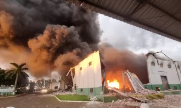 Moradores deixam casas após fumaça tóxica de incêndio em barracão com defensivos agrícolas atingir bairros de Mandaguari