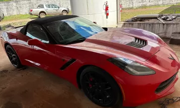 Corvette com lance mínimo de R$ 400 mil está entre itens leiloados pela Receita Federal no Paraná 