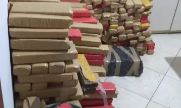 Caminhonete é abandonada com mais de uma tonelada de maconha na PR-082 em Icaraíma