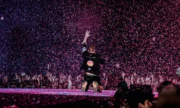 Quatro pessoas são presas em flagrante por aplicar golpes durante show do Coldplay, em Curitiba