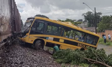 Morre criança que estava em ônibus da Apae atingido por trem em Jandaia do Sul