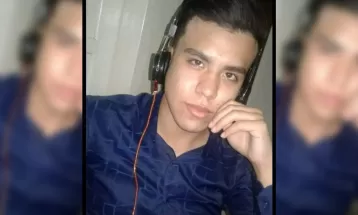 Jovem morre após ser atropelado por carro e jogado para baixo de ônibus em Ponta Grossa; câmera registrou acidente