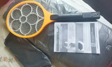 Prefeitura de Foz do Iguaçu realiza distribuição de raquetes para matar mosquito como 'estratégia complementar de combate à dengue'; cidade soma 4 mortes pela doença