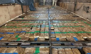 VÍDEO: Polícia apreende mais de 1,5 mil toneladas de maconha escondida em assoalho de carreta carregada de arroz, em Guaíra