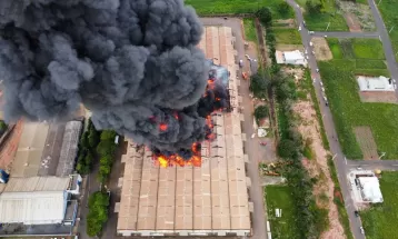 VÍDEO: Incêndio atinge barracão em Astorga; força-tarefa reuniu mais de 50 bombeiros