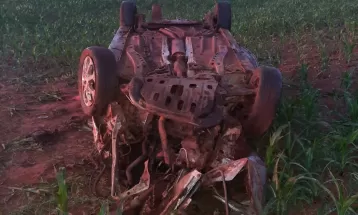 Motorista morre e quatro passageiros ficam feridos após carro capotar em rodovia, em iporã