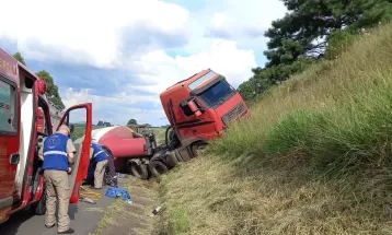 Motorista sem CNH fica gravemente ferido em batida entre carro e caminhão na BR-277, em Palmeira