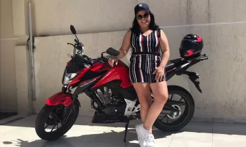 Vendas de moto para mulheres crescem quase 80% em dez anos no Paraná, aponta levantamento