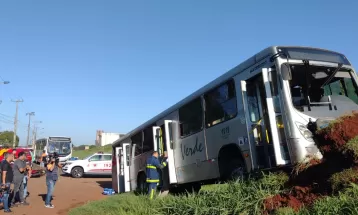26 pessoas ficam feridas em acidente entre ônibus e moto em Maringá, diz bombeiros