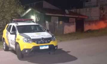 Suspeitos de manterem casal refém por 6 horas durante assalto morrem em confronto com policiais em Curitiba, diz PM