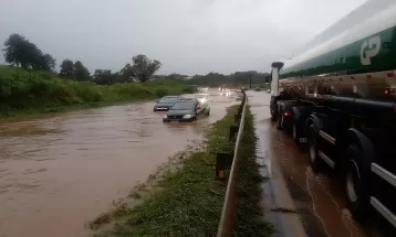 Trecho da BR-376 volta a ficar interditado em Ponta Grossa após rio transbordar; veículos ficaram submersos
